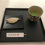 とらや 京都四條南座店 - 花びら餅と抹茶