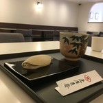 とらや - 明るい店内