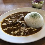 夏油古民家カフェ小昼 - チキンカレーは、スパイシーさが売り。サラダが付きます。