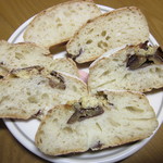 ブランジェリ・キイチ - マロン・パヴェの断面（栗は中々甘めも、栗らしさはシッカリ残存、生地自体も程好いハードさと小麦の素直な味わいで美味しいです）