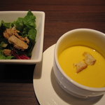グリル カジン - かぼちゃのスープとサラダ