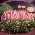 Yakinikumotsunabemaun - 徳島県の有名な地鶏『阿波尾鶏』のむね肉を使った『阿波尾鶏のタタキ』はボリューム満点です。