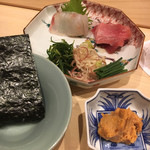 はらまさ - お造り：鯛　鮪 大好きなはらまささんのお造り。薬味たくさん。あん肝のペーストで海苔を巻いていただきます。 お正月なのに、お造りも美味しい。