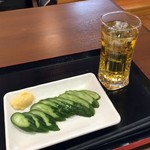 京王高尾山温泉 極楽湯 - 緑茶ハイ400円、きゅうりの一本漬け350円