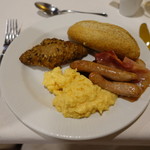 HOTEL COLON - パンと暖かいソーセージやスクランブルエッグ