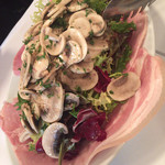 ラミティエ - マッシュルームのサラダと自家製ハム