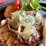 ハンバーグレストランHACHI - バターをハンバーグの熱で溶かします！