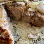 ハンバーグレストランHACHI - カットすると肉汁がジュワーッと！！これだけで、ご飯が食べられます（笑）