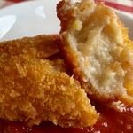 ハンバーグレストランHACHI - でも、トマトソースをつけて食べれば、口内火傷をしそうになるほど熱々で、美味しいっ♫