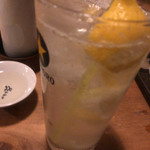 燗アガリ - フジカワ果樹園のレモンサワー(580円)中は300円で足すことが出来る