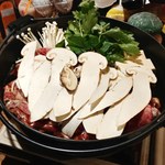 扇割烹 - 松茸入りすき焼き
