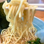 すけちゃんラーメン - 麺リフトアップ