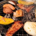 炭火焼肉　いせ家 - 野菜と一緒に美味しくp(^-^)q