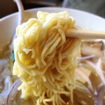 麺処若武者 - 濃厚福島鶏白湯の麺リフトアップ