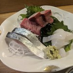 魚忠 - お刺身盛り合わせ（氷見のブリ、しめ鯖、ケンサキイカ）　しめ鯖の鮮度、締め具合が最高です