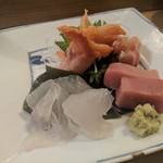 魚忠 - お刺身盛り合わせ　お替り（カワハギ肝醤油付、赤貝、マグロ）