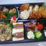 弁田屋 - ご予算に合わせたお弁当。鶏飯・紅芋と甘栗のコロッケサンド・特とりかつ他