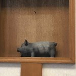 とんかつ 川久 - 黒豚のオブジェ