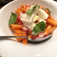 RISTORANTE Orobianco - ペンネ モッツアレラチーズとバジリコのトマトソース