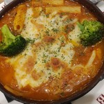 バケット - ミートソースとチーズのパスタグラタン