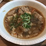 浅草 三ちゃん横丁 - 紙皿入りのもつ煮648円‼️これで648円‼️