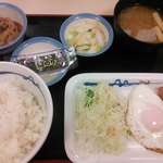 松屋 - ソーセージエッグ定食牛小鉢@400