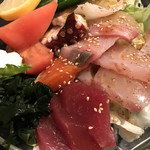 居酒屋 ばんだい - 海鮮サラダ７５０円。具材がぶつ切りではなく、お造りの平造りでトッピングされています。山葵とお醤油で食べるとお刺身そのもの（╹◡╹）。７５０円で、刺身盛り合わせをいただいている気分になりました(^｡^)