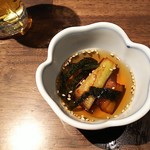 網焼居酒屋 がくや - お通し、これで400円、生中ビールはグラス