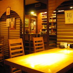 天ぷら國 - テーブル席の向こうにカウンター席