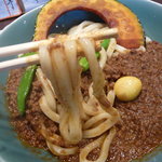 キーマカレーうどん（麺持ち上げ）