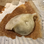 皮モチモチ、中は肉汁たっぷりの本場の餃子です！！