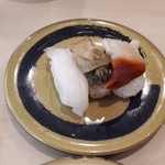 Hama Zushi - 魚べいと違い、三種類の合い盛りは150円と良心的な価格です。