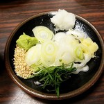 志な乃 - 薬味（ねぎ、山葵、白ゴマ、おろし、生姜、大葉刻み）