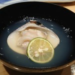 寿司割烹 魚紋 - 蛤お吸い物。
