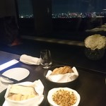 タワーズ - パンも美味しくて、残さずいただきました。バターの上にナッツがたくさん。
      夜景も最高！
      
