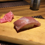 鮨と地酒 地雷也 本町店 - お通しの中トロ握り