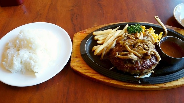 ランチメニューに黒 黒ハンバーグが追加 By Ouiwa ロイヤルホスト 善福寺店 上石神井 ファミレス 食べログ