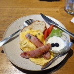 LATTE GRAPHIC - モーニングエッグウィズトースト518円、+アヴォカド162円、+ソーセージ162円