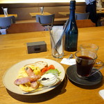 LATTE GRAPHIC - モーニングエッグウィズトースト518円、+アヴォカド162円、+ソーセージ162円、ホットコーヒー