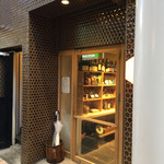 ミツバチ食堂 - 入口（ミツバチの巣のイメージ）