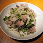 蕎麦屋 にこら - 京鴨もも肉・ザーサイ・パクチーのサラダ