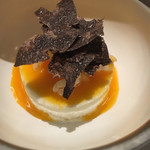 お米、卵黄、トリュフ リゾット、卵黄、トリュフ。。。まるではらまさのよう。 冷たいリゾットがいい。鉄板のトリオですね。