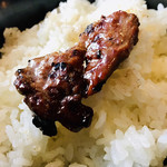 味源 - 白ご飯の上にお肉を！！最初の一口と最後の一口だけ
      白ご飯を食べます♪
      あとは全て 食べてもらう感じ(*´∇｀*)