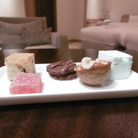 THE HIRAMATSU HOTELS&RESORTS 仙石原 - ディナーの小菓子が客室に