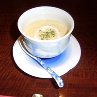 赤坂 津つ井 総本店 - 　レンゲでいただくコーンクリームスープです。ベーコンも入って美味です。