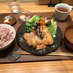 ミツバチ食堂 - お肉の定食（1,242円 税込）評価＝◎ 漬物まで全てに拘りを感じます！