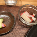 ミツバチ食堂 - ぬか漬け（左）とビネガーの和え物（右）