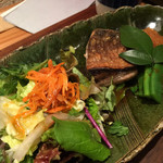 ミツバチ食堂 - お肉の定食（1,242円 税込）評価＝◎ のメインのお魚（ブリの塩焼き）です。皮がパリパリ、身はふっくらです。焼き具合が最高！！