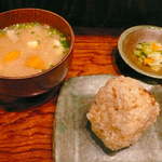 家のごはん - 釜炊きごはんのおこげを集めた焼きおにぎりと、豚汁・ぬか漬けのセット。お米の食感がいい！
