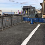 魚屋の磯料理 まるとし - 駐車場から見たお店